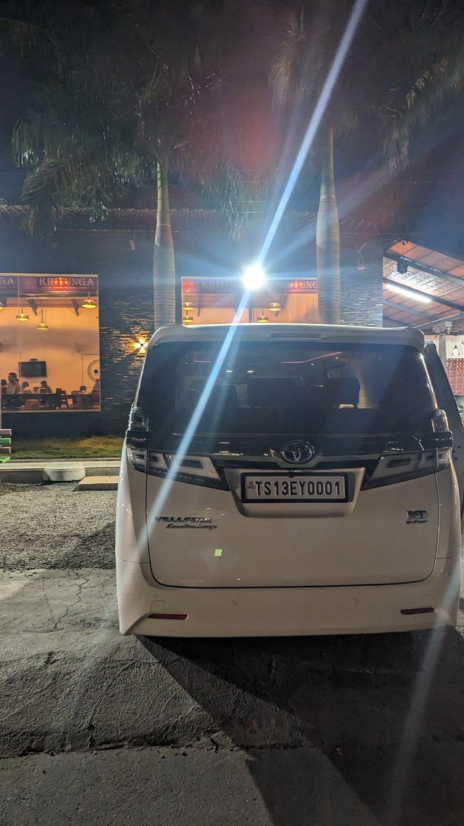 _iamrithwik's tweet photo. How is this possible? @HyderabadTraff1 @hydcitypolice https://t.co/Jd9IBe5ugq