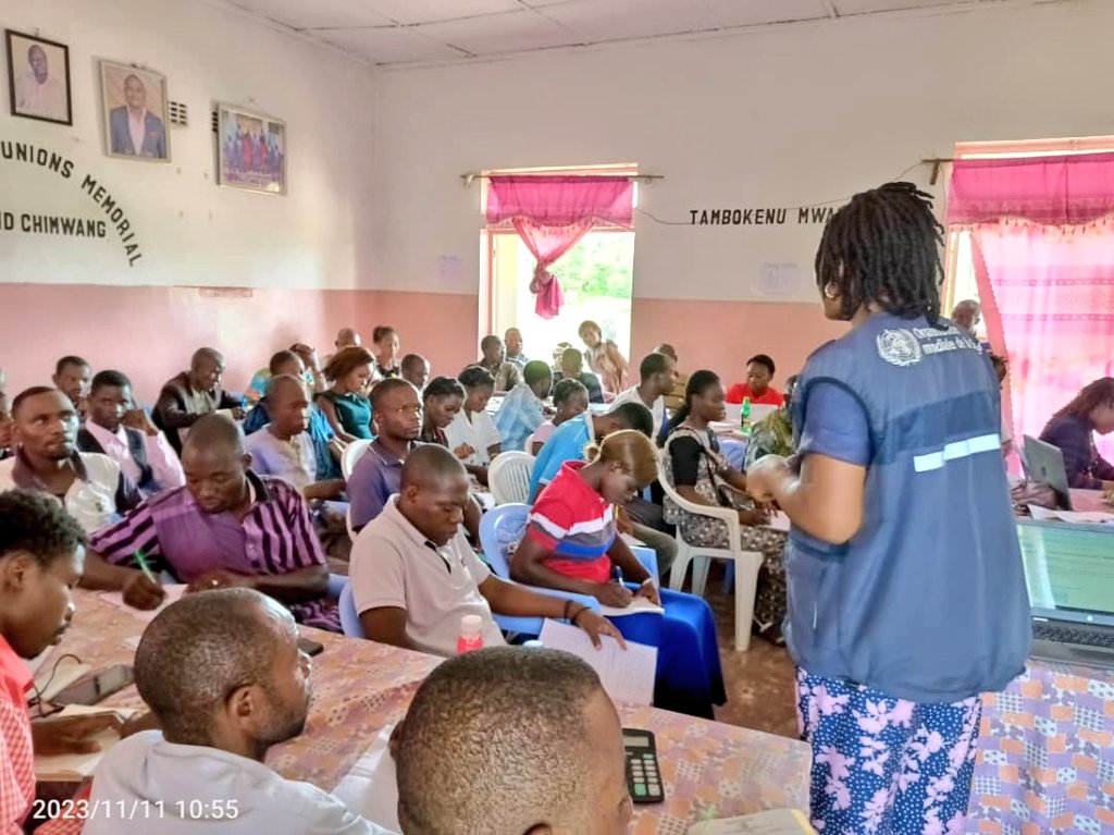 OMSRDCONGO's tweet photo. En milieu de la semaine prochaine, la #RDC🇨🇩, avec l'appui de @OMSRDCONGO &amp; des partenaires va vacciner des millions d'enfants de moins de 5 ans contre la #polio avec le vaccin #nVPO2. Des agents de santé sont ainsi formés pour améliorer leurs connaissances sur ce vaccin novateur https://t.co/NlzYiy2gqZ