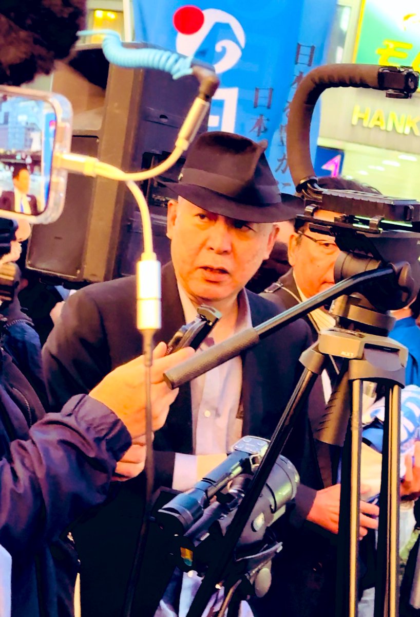 Sakurai11261281's tweet image. リアル百田先生は背が高くて小顔でシュッ！とした本当に素敵な方でした🫢
私の周りは女性が多かったのですが、皆さん『百田先生素敵！』と目が💕になっていました。
有本さんは、もちろんお美しゅうございました☺️
『あさ8！』でコッソリ石磨いている方は、どなた？🧐
＃日本保守党
＃大阪初街宣