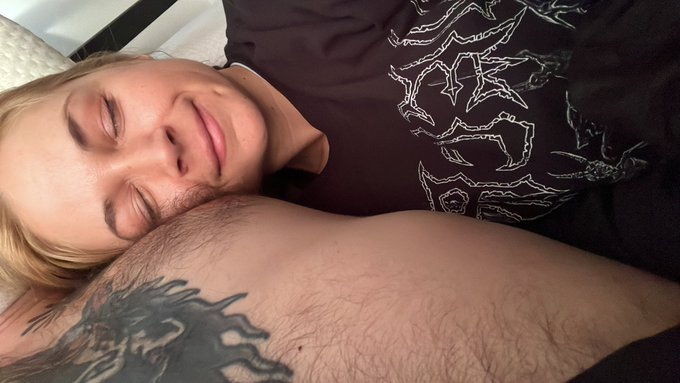 In my lovers arms 🐊💫🤤🛹 https://t.co/ZDDkv222xE