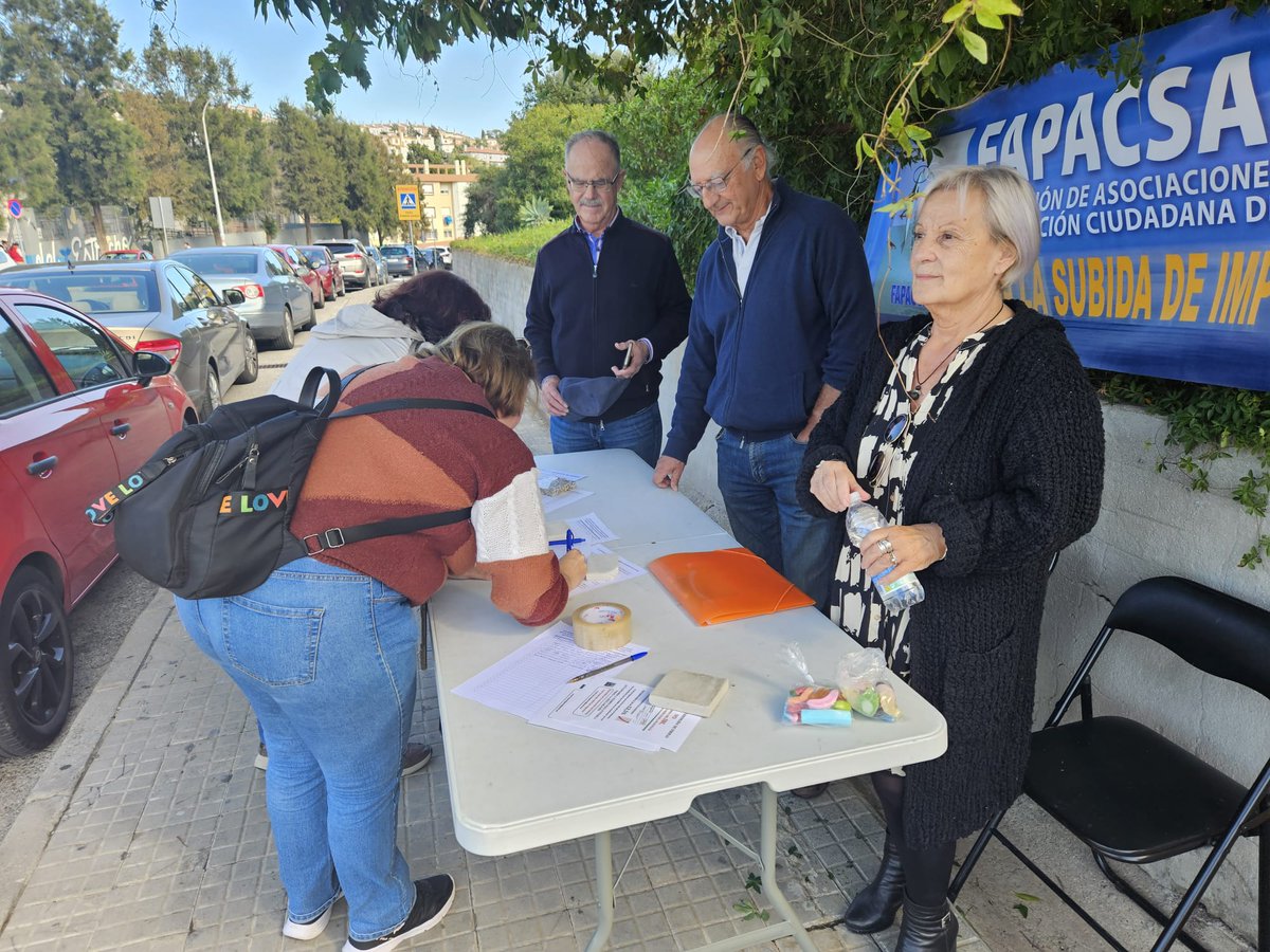 fapacsa's tweet photo. Este viernes y sábado, #Fapacsa ha instalado una mesa en la zona de Getares y La Aldea, con el propósito de informar a los vecinos y vecinas sobre la campaña de recogida de firmas en contra de las subidas de impuestos municipales. https://t.co/esicq9P97Q