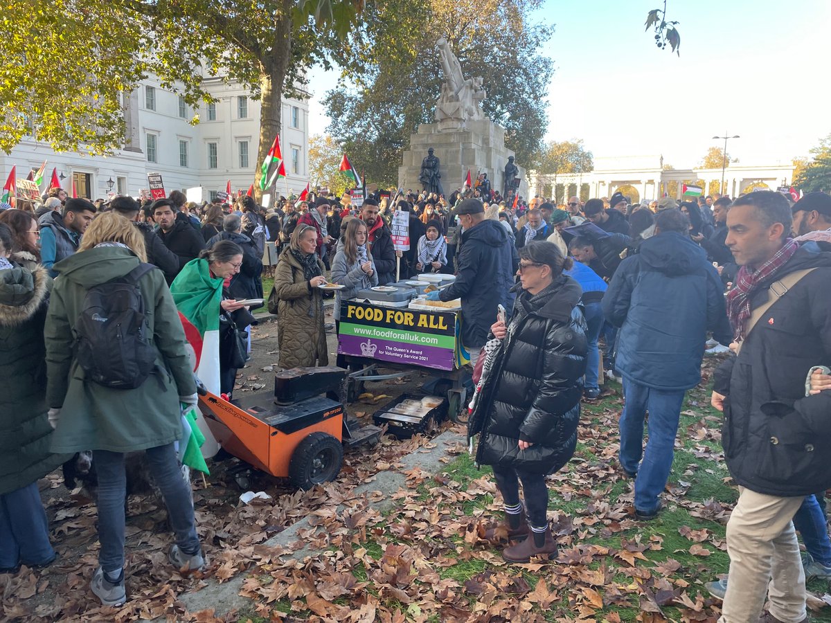 Here’s a man dishing out free food to anyone hungry at today’s #PeaceMarch. Encapsulates the spirit of those who were here to support Palestinian rights.