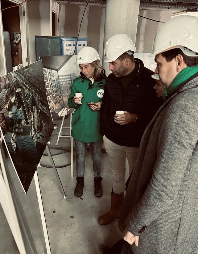 LiesbethHeide's tweet photo. Zesde etappe: de toer afgesloten in #Leiden met een bezoek aan #HOF36, prachtig bouwproject in het centrum met @hugodejonge &amp; @JHTerpstra, en een ronde over de #Haarlemmer in gesprek met kiezers. https://t.co/paakfINa8n