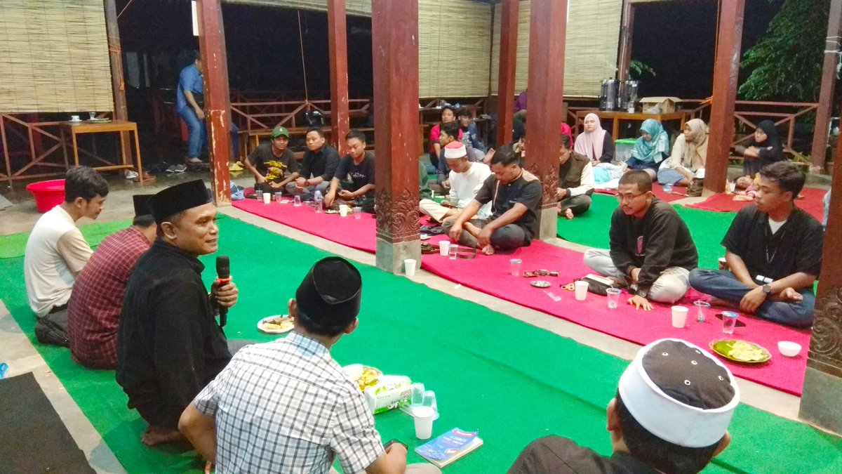 JuguranSyafaat's tweet photo. Suasana menjelang tengah malam, Juguran Syafaat November 2023 malam ini di Waroeng Juguran, Padamara, Purbalingga. #JSNov https://t.co/pKTqvPRt1d