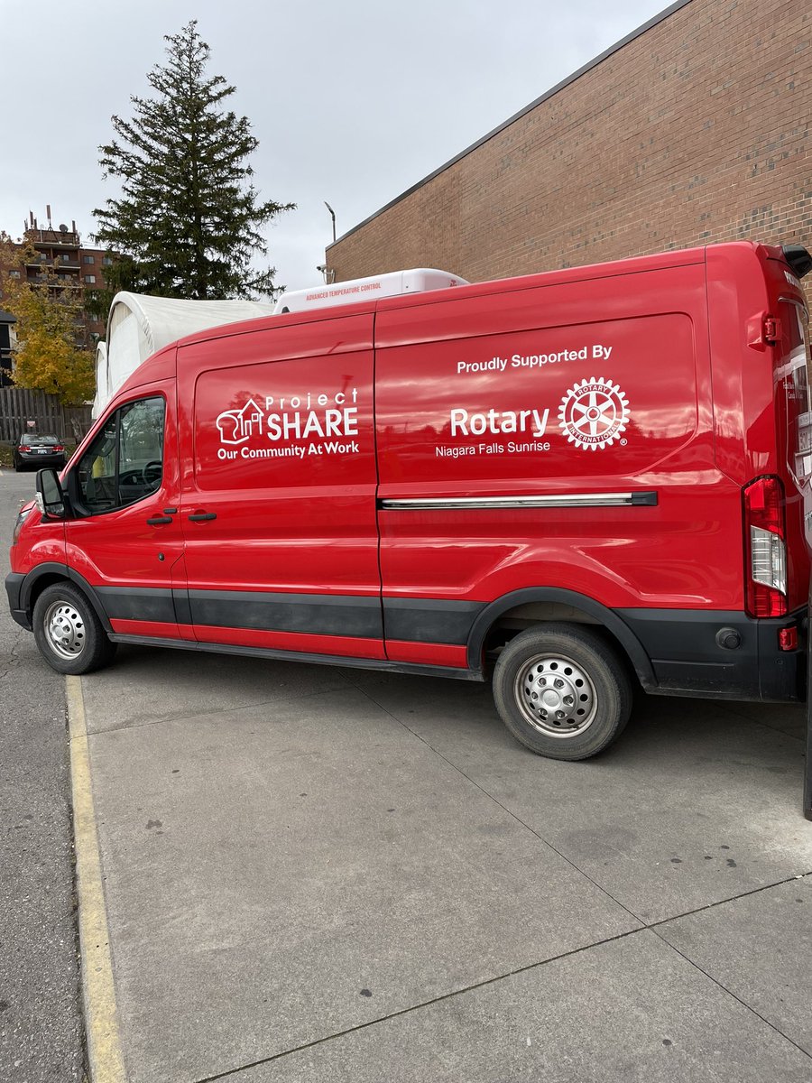 977HTZFM's tweet image. @commissos is celebrating their 13th Anniversary at Thorold Stone Road and we are here to show our support! @ProjectSHARE_NF is also on location accepting donations so stop by to say Hi and help out during this time of need! #ProjectSHARE #NiagaraFalls #OurCommunityAtWork