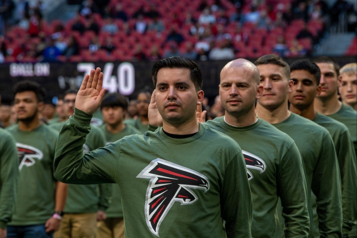 Chief of Staff of the Army Gen. Randy A. George gave the oath of enlistment to more than six hundred service members Nov. 5, 2023, during halftime of the Atlanta Falcons and Minnesota Vikings NFL game in Atlanta. Read more ➡️ spr.ly/6017uS3XJ #BeAllYouCanBe @USArmy