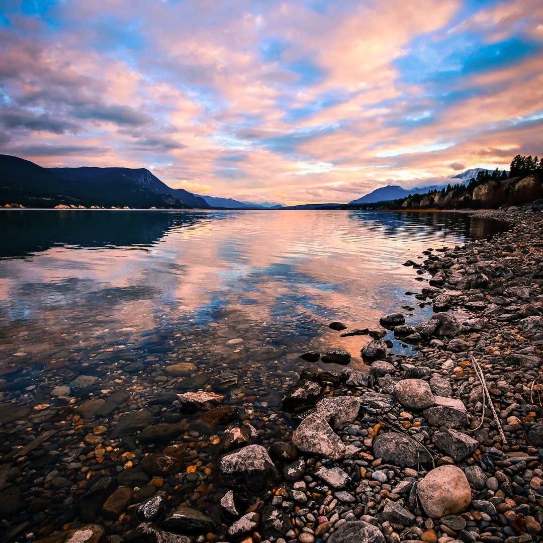 There's something about lake sunsets that we will always be obsessed with...😌

#kimberleybc #agoodplacetobe #skiing #kootrocks #kootenays #getoutside