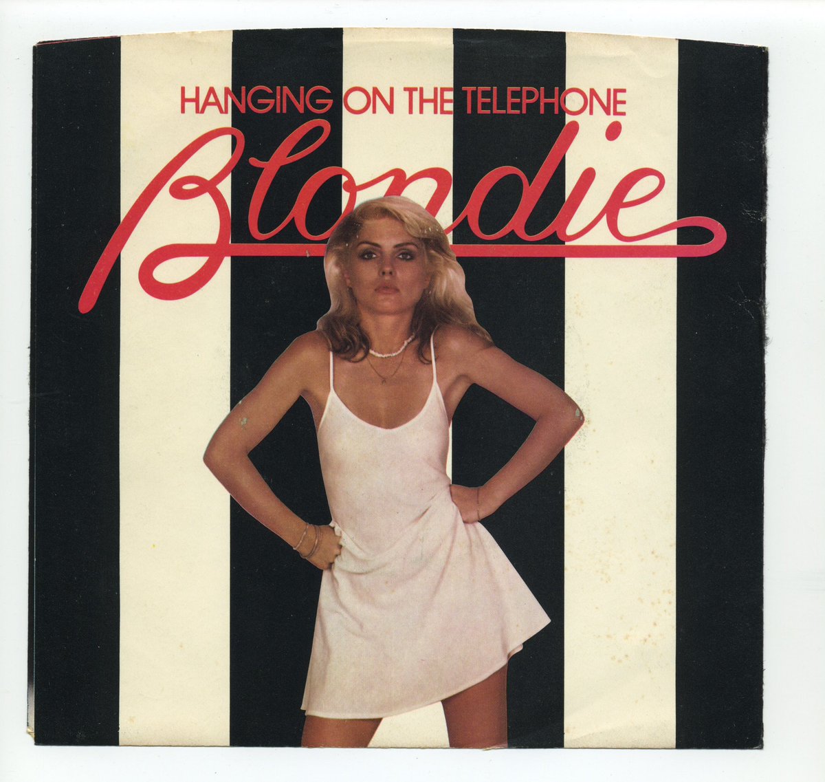 BlondieOfficial's tweet photo. 𝐂𝐡𝐞𝐞𝐫𝐬 𝐭𝐨 𝟒𝟓 𝐲𝐞𝐚𝐫𝐬! 🥂 "𝐇𝐚𝐧𝐠𝐢𝐧𝐠 𝐎𝐧 𝐓𝐡𝐞 𝐓𝐞𝐥𝐞𝐩𝐡𝐨𝐧𝐞" was a song by The Nerves, a band from LA that Jeffrey Lee Pierce had sent us a cassette of. We made a version like a Shangri-Las song with a sound effect, a British telephone ringtone. – Debbie https://t.co/fBZ2EyMqiq