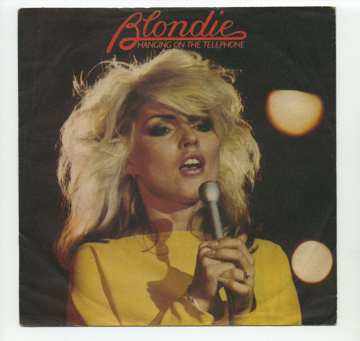 BlondieOfficial's tweet photo. 𝐂𝐡𝐞𝐞𝐫𝐬 𝐭𝐨 𝟒𝟓 𝐲𝐞𝐚𝐫𝐬! 🥂 "𝐇𝐚𝐧𝐠𝐢𝐧𝐠 𝐎𝐧 𝐓𝐡𝐞 𝐓𝐞𝐥𝐞𝐩𝐡𝐨𝐧𝐞" was a song by The Nerves, a band from LA that Jeffrey Lee Pierce had sent us a cassette of. We made a version like a Shangri-Las song with a sound effect, a British telephone ringtone. – Debbie https://t.co/fBZ2EyMqiq