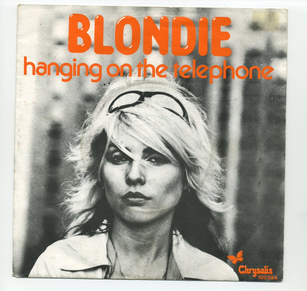 BlondieOfficial's tweet photo. 𝐂𝐡𝐞𝐞𝐫𝐬 𝐭𝐨 𝟒𝟓 𝐲𝐞𝐚𝐫𝐬! 🥂 "𝐇𝐚𝐧𝐠𝐢𝐧𝐠 𝐎𝐧 𝐓𝐡𝐞 𝐓𝐞𝐥𝐞𝐩𝐡𝐨𝐧𝐞" was a song by The Nerves, a band from LA that Jeffrey Lee Pierce had sent us a cassette of. We made a version like a Shangri-Las song with a sound effect, a British telephone ringtone. – Debbie https://t.co/fBZ2EyMqiq