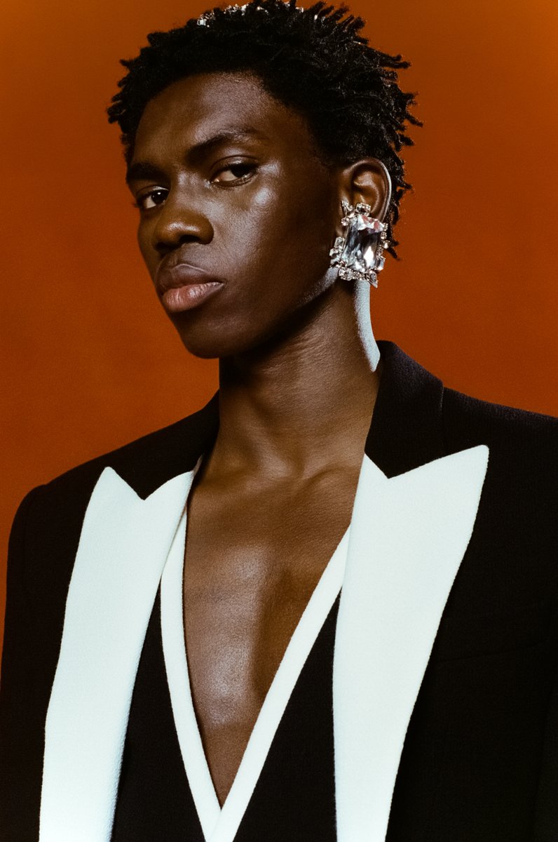 The Fall-Winter 2023 collection’s contribution to the ideal celebration combines precision Parisian tailoring, impressive shimmering embellishments and the perfect luxury accessories to finish the look. Get ready—the festivities are just beginning. 
#BALMAINFW23