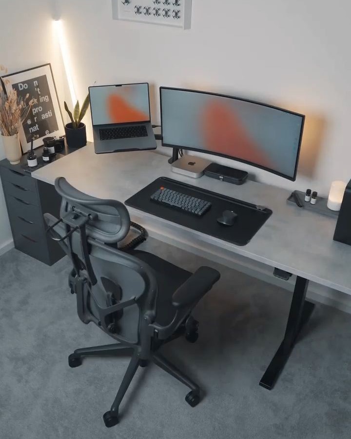 zaiotech's tweet image. Rate this Minimal Developer desk setup on a scale of 1 - 10😍

send your desk setup, you could be featured!😌 credits : pin.it
#learntocodeonline #onlinetraining #codingcareer #codingskills #learntocode #codingeducation #codingchallenge