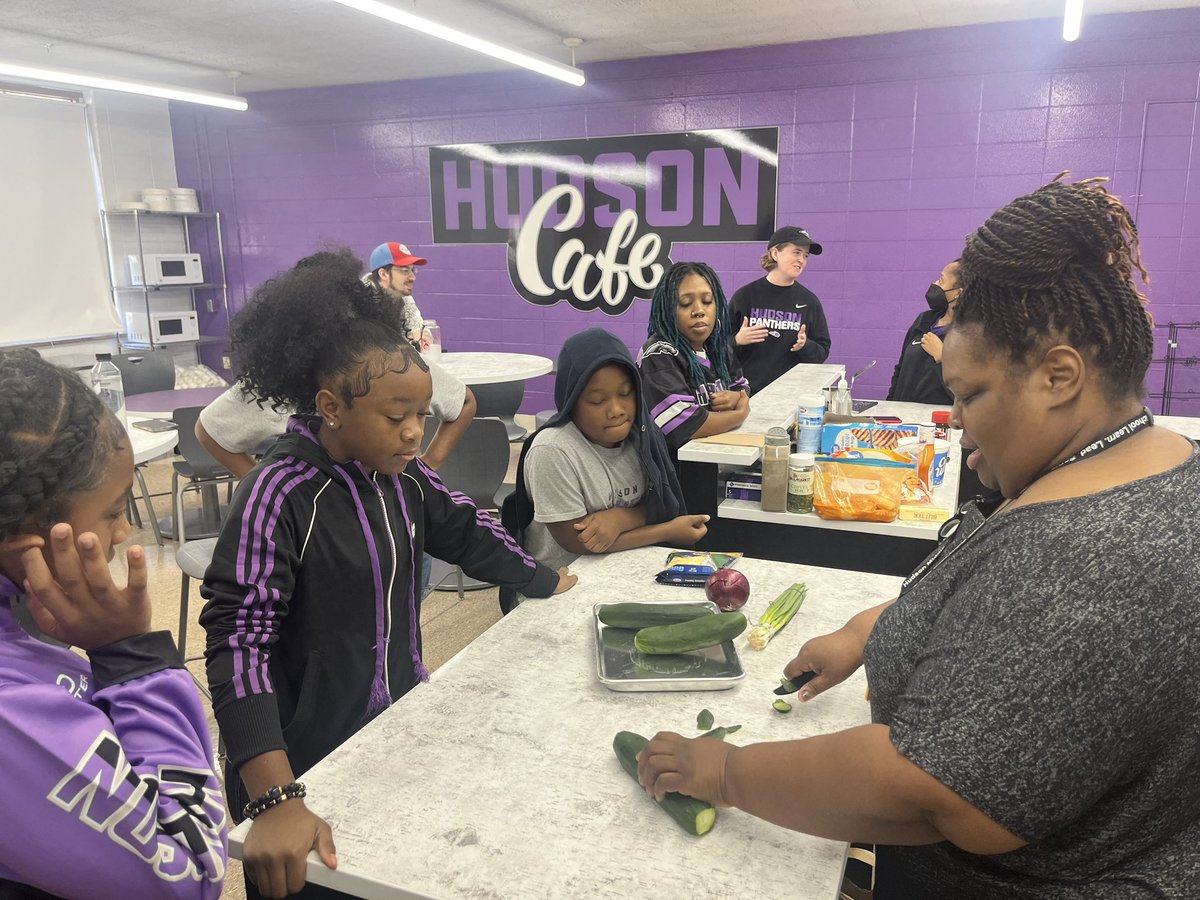 HudsonMiddleS's tweet photo. Another great Saturday Academy learning to cook and play chess🖤💜🖤#PanthersLEAD @502BP_JAY @mssaxton @JCPSDEP1 @JCPSAcademics @JCPSCoS @JCPSExploreEA https://t.co/XKe7DILhm5