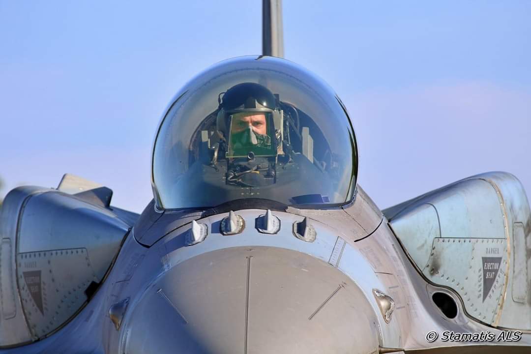 🇬🇷 Hellenic Air Force
Commander of the 3️⃣3️⃣5️⃣ Sqn 'Tiger' 🐅🐾🐾
Tanagra AFB/114CW,  5/11/2021
#HAFOpenDays2021 #HAF #TanagraAFB #114CW #335Sqn #Tiger #Commander #headon #CFT #F16 #FightingFalcon #F16Block52M