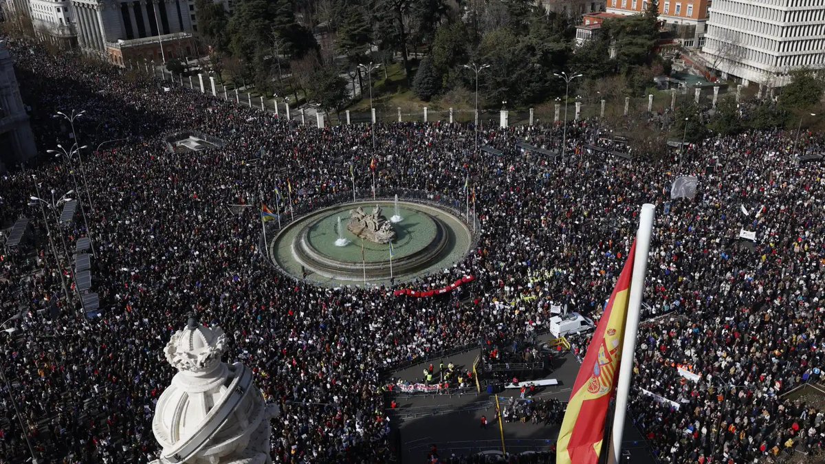 aizquierdo777's tweet photo. Si eres ultraderechista con banderita, dices “Perro Sánchez, al paredón” y vas acompañado por otros 
7 000 iguales que tú, los medios se enamoran de ti y pasan horas, días sacándote en la tele. 
Si defiendes la sanidad pública junto a otros 400 000, un minuto de vídeo y chutando. https://t.co/ECfO1DOmYn