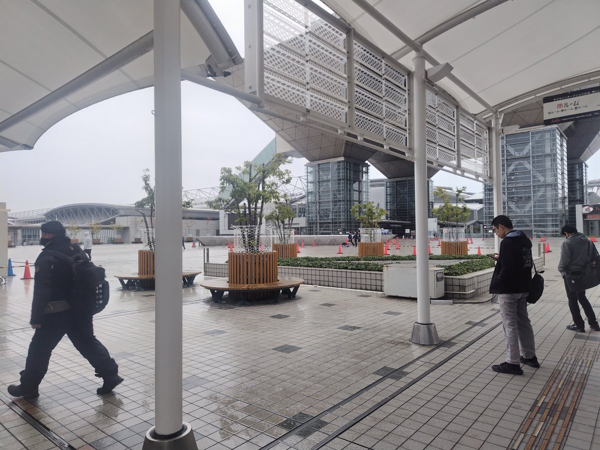 ddd24kk's tweet photo. 会場ついた！
��た雨(´；ω；｀)
雨男かもしれない
 #例大祭 https://t.co/Rmb4mieFQJ