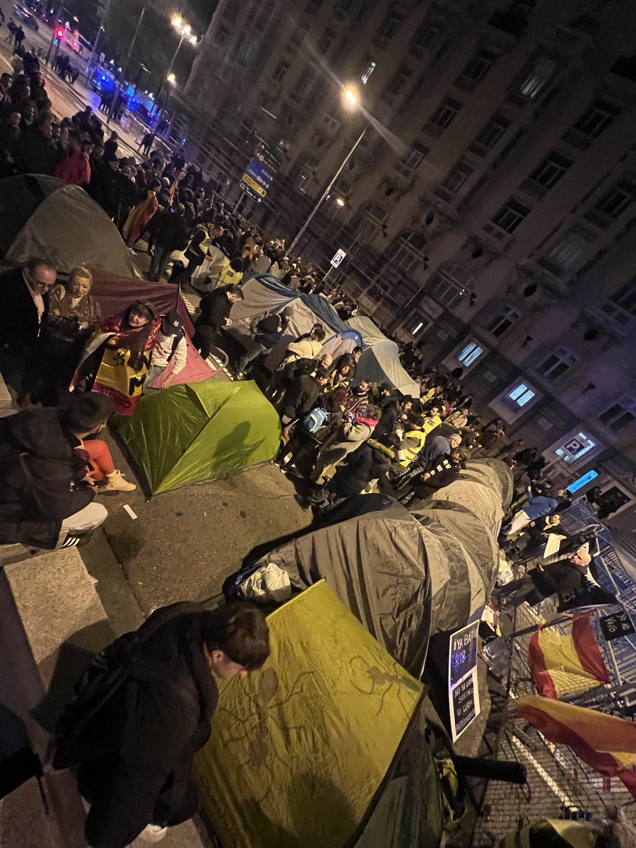 Esto crece, mas de 25 tiendas en menos de una hora. VENID Y SUMAOS #AcampadaEnElCongreso