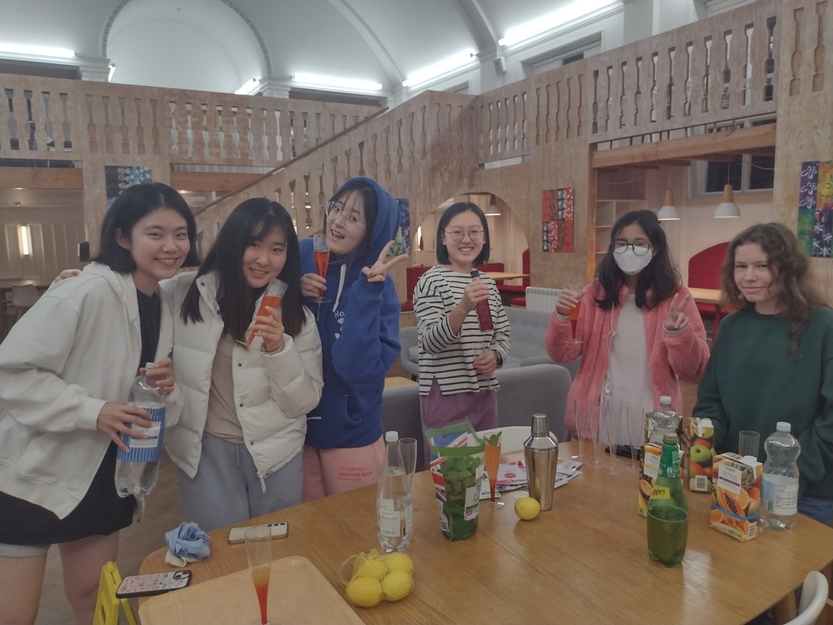 RoedeanHouses's tweet photo. The #Keswick girls enjoyed a relaxing evening of mocktails and facemasks tonight. Some students even used physics to make the prettiest drinks by thinking about the density of liquids #iloveboarding #mocktailmasterclass https://t.co/DRQjvB3e0g