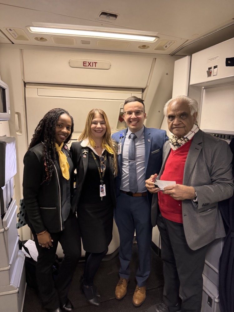 Congratulations to United's newest 5️⃣ Million Miler, who has traveled the equivalent of 200 times around the Earth! 🌎 🤯 We thank you for your continued loyalty! ✈️ @KevinMortimer29 @jacquikey @AndyJamison2 @Tobyatunited @ptfng @RMcNuttUA @united