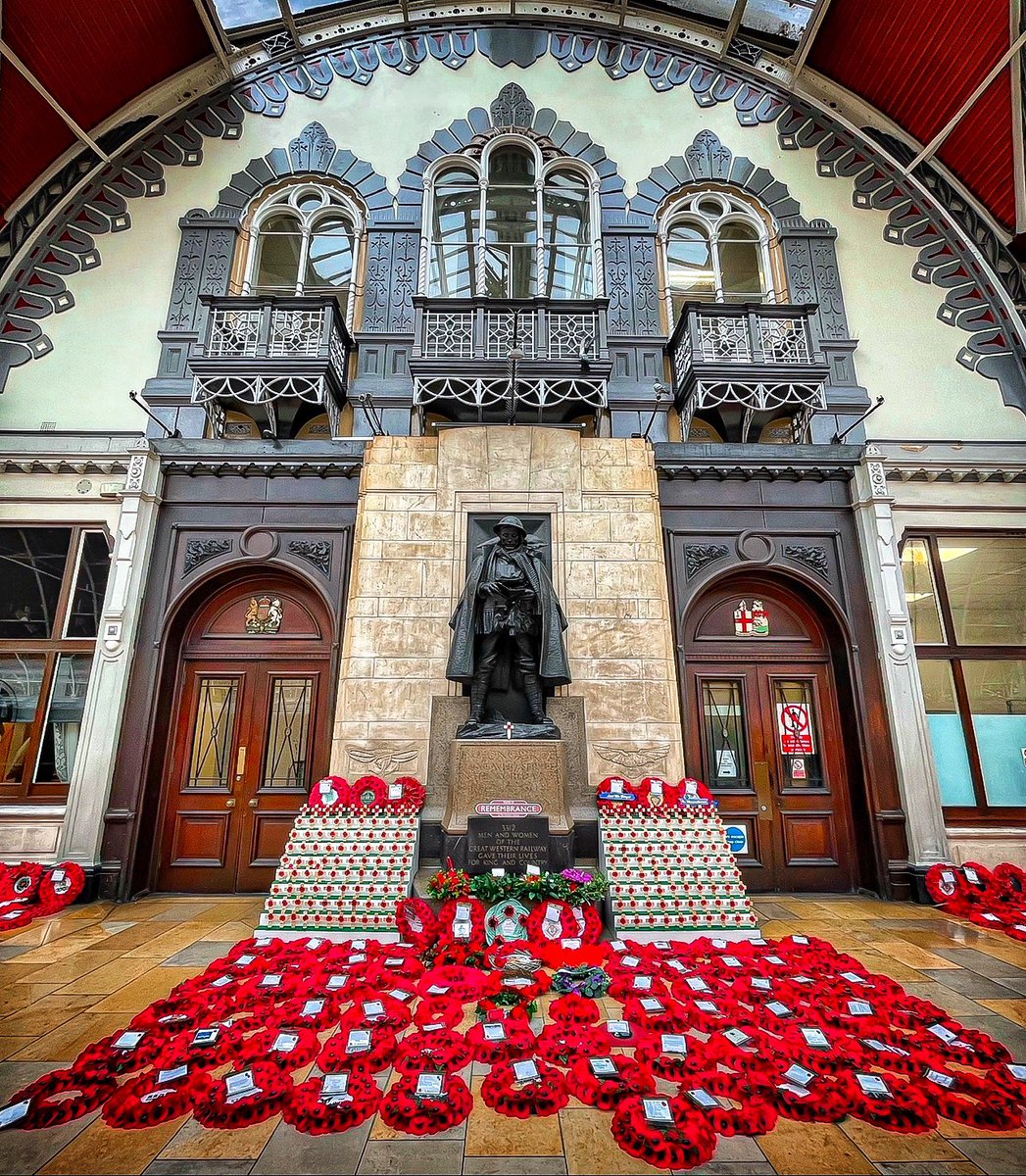 “ There'll be bluebirds over, The white cliffs of Dover, Tomorrow, just you wait and see. There'll be love and laughter
And peace ever after, Tomorrow, when the world is free…”

📍Paddington #Railway Station, #London

#RememberanceDay #PoppyAppeal #RoyalBritishLegion #photo