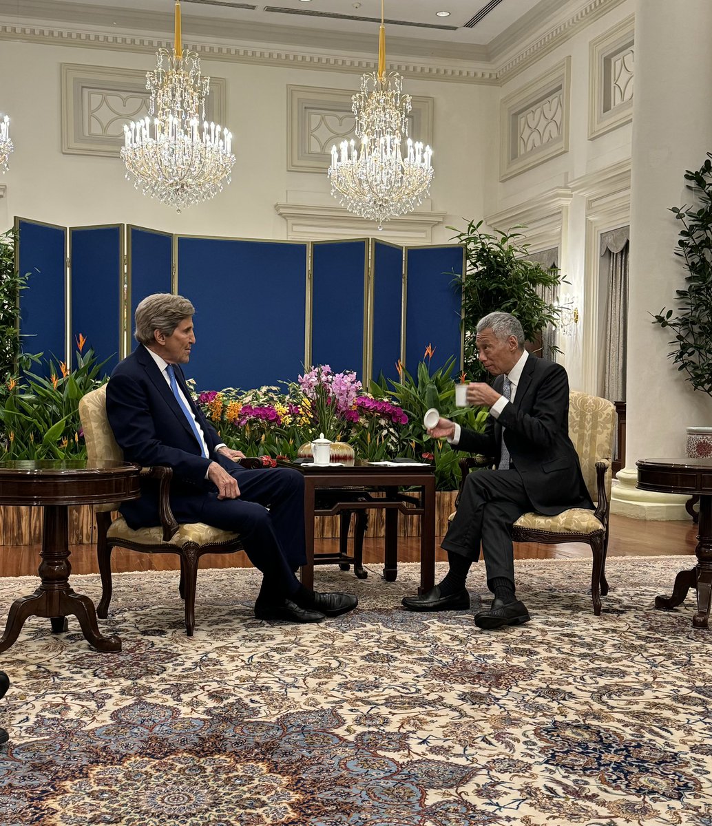 I appreciated the opportunity to sit down with Prime Minister @leehsienloong. We discussed how the US and Singapore can work together to tackle the climate crisis and find common ground in the clean energy transition.