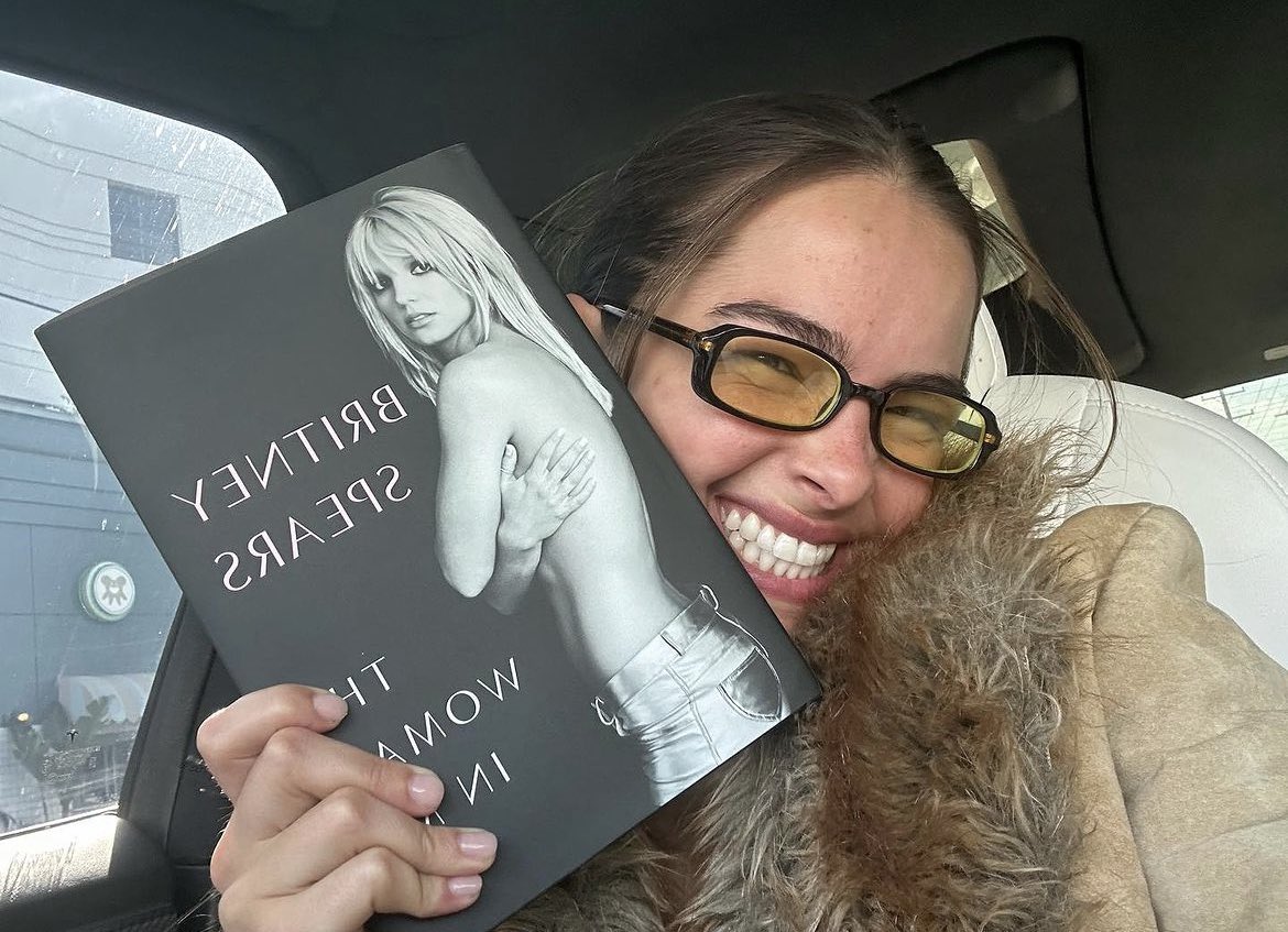 Addison Rae reading “The Woman in Me” by @britneyspears #BookRecosFromCelebs #readmore #read #bookrecos #book #books #reading #NYTimesbestseller #booktwitter #addisonrae #thewomaninme #memoir #britneyspears #itsbritneybitch #nonfiction #nonfictionbookclub #nonfictionbooks