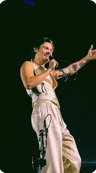 harry on tour (@heslotarchive) on Twitter photo 