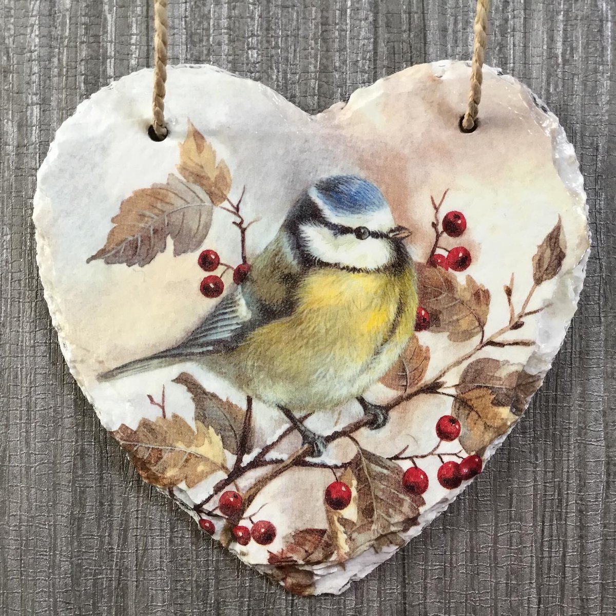 Bring a touch of the countryside into the house with this pretty hand-decorated heart - see Etsy.com/shop/CharcottS… #Christmas2023 #birds #Christmasgiftideas #smallbiz #etsyhandmade #shopindie #craftshout #CraftBizParty
