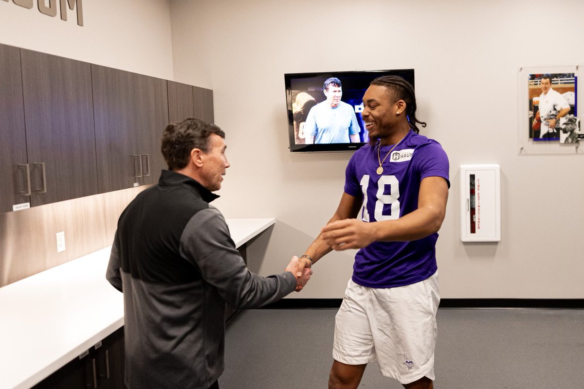 Cool move by the ⁦<a href="/Vikings/">Minnesota Vikings</a>⁩ today, christening the Dennis Ryan Equipment Room after their 47-year equipment manager, who retired last spring. Congrats here from ⁦<a href="/JJettas2/">JJETS✈️</a>⁩