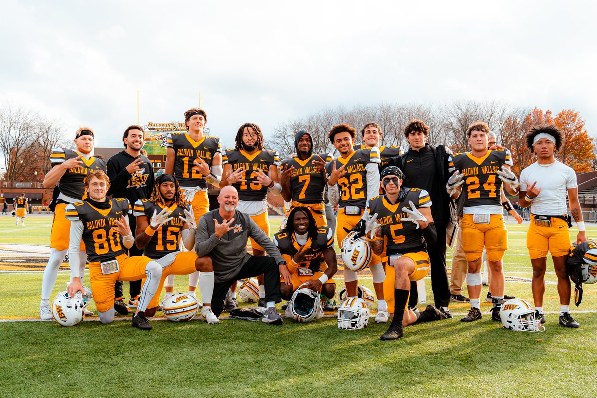 This team. This family. 💛

@BWYJFootball | #WeAboveMe