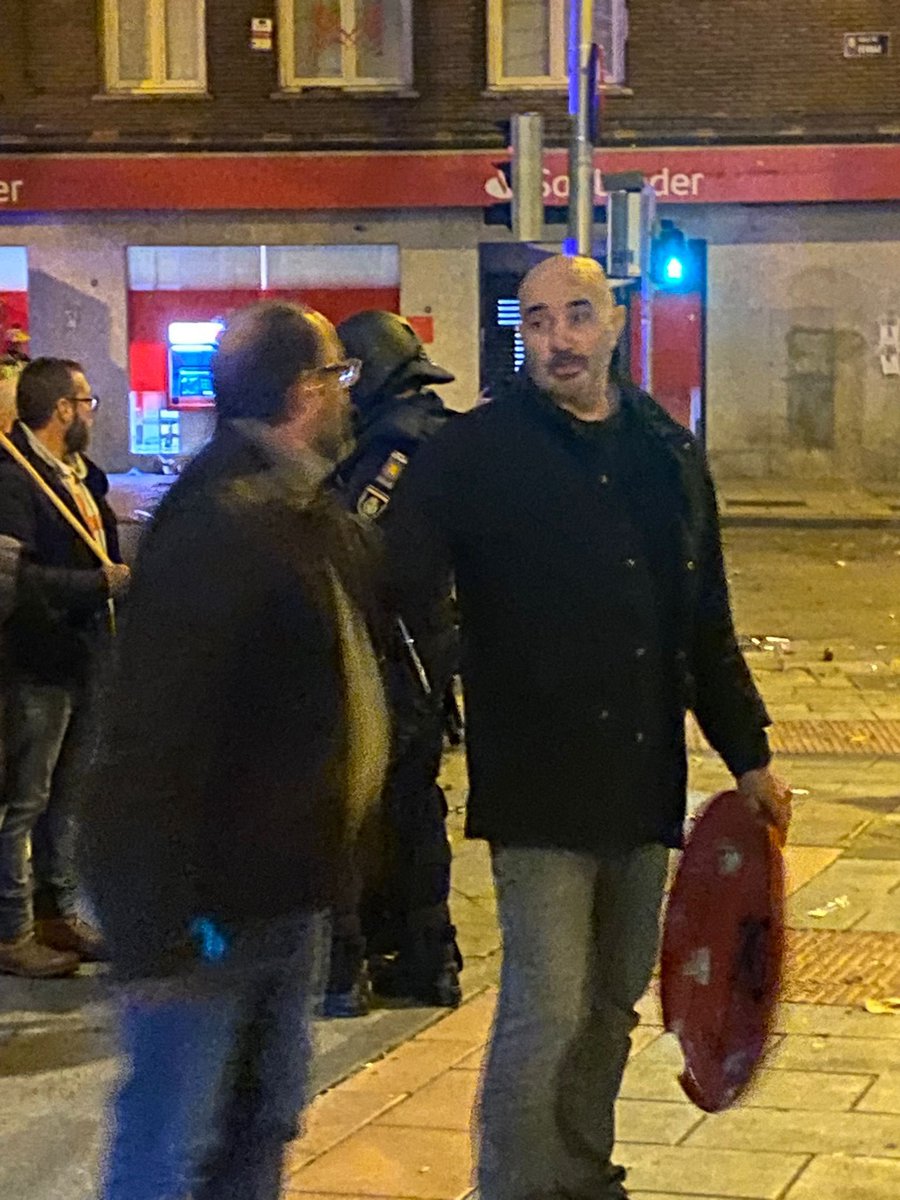 Estos dos tipos que tenéis aquí son denunciantes de la policía. Han grabado a los chavales para denunciarles , el más bajo con gafas le ha bajado la braga a un chaval y le ha grabado la cara . El del escudo se llama Miguel Frontera .