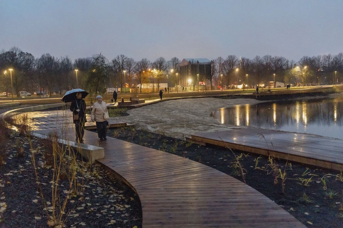 Cilvēki 11. novembrī iepazīstas ar Uzvaras parku pēc pārmaiņām.
🇱🇻 Esam atguvuši to Rīgai un Latvijai!

📸 Kalvis Kalsers