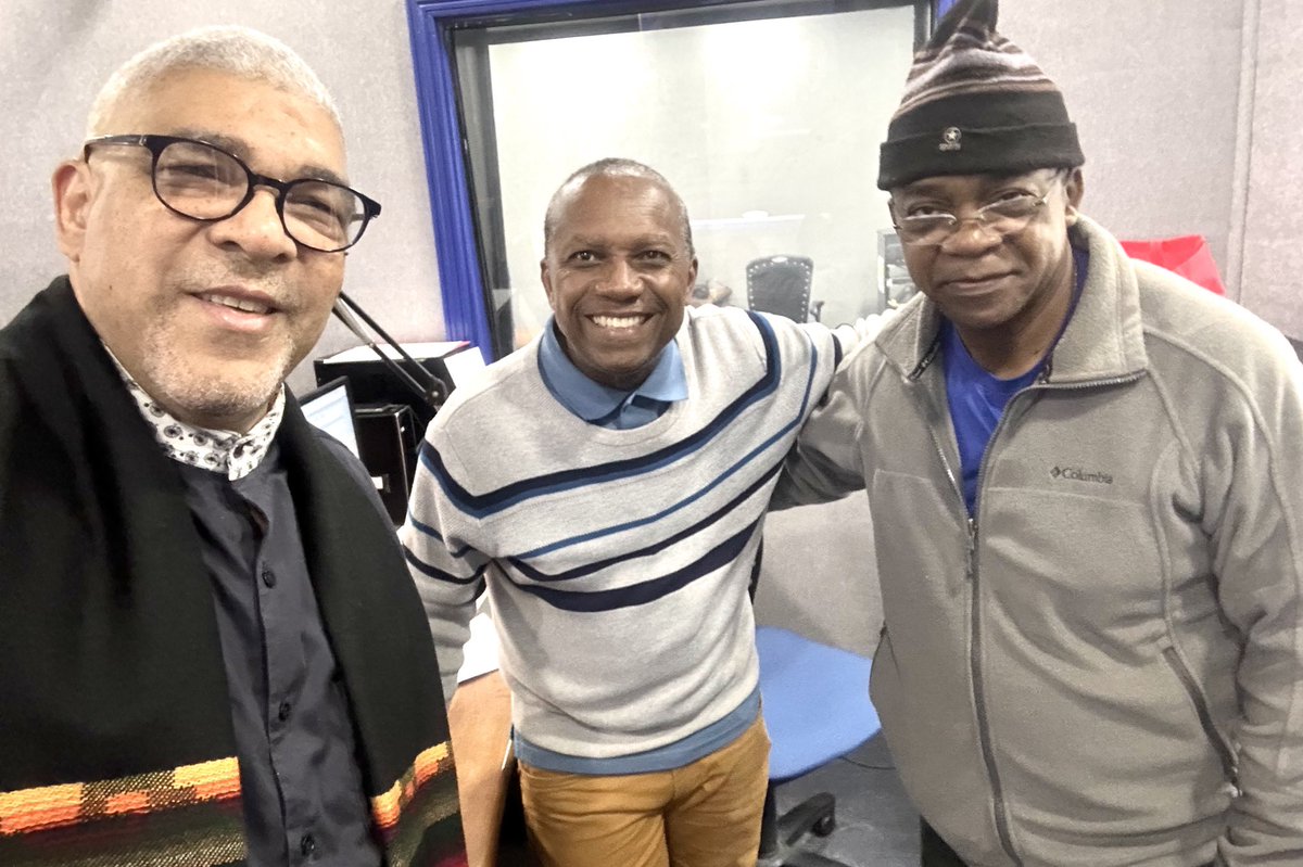 El Angelito, Santos Peralta y yo en este anochecer de sábado.