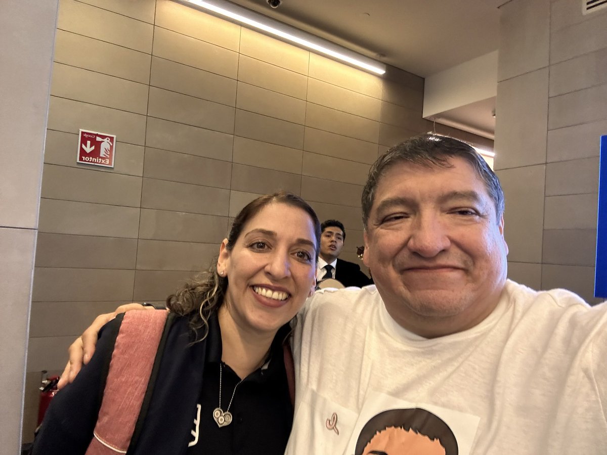 genavarr's tweet photo. Una al dia ! Selfies Simposio #GoogleChampions. Definitivamente #yosoytufan porque #transformandoando con @MarthaLGC13 desde Nuevo León, México. Geg Hispanoamérica4 https://t.co/NFsdrF5nxJ