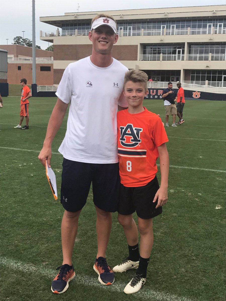jeff_shearer's tweet image. It was meant to be!

Passing the torch from @DanielCarlson38 to @AlexMc83 for the @AuburnFootball program record 17th consecutive field goal.

(Pic from summer 2017)