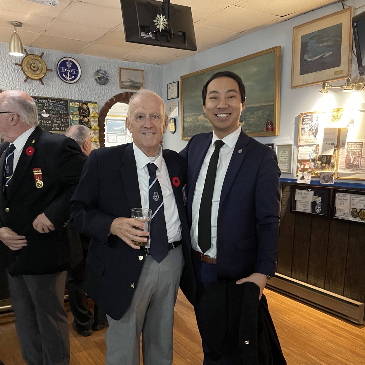 KevinVuongxMP's tweet photo. To conclude #RemembranceDay, Elizabeth &amp; I were thrilled to drop by the Naval Club of Toronto to catch up with retired #HMCSYork’ers, shipmates, and friends of Canada’s @RoyalCanNavy. 🇨🇦⚓️

Together, #WeRemember those who served and honour their memory &amp; legacy. #LestWeForget https://t.co/hVjGbVYOyj