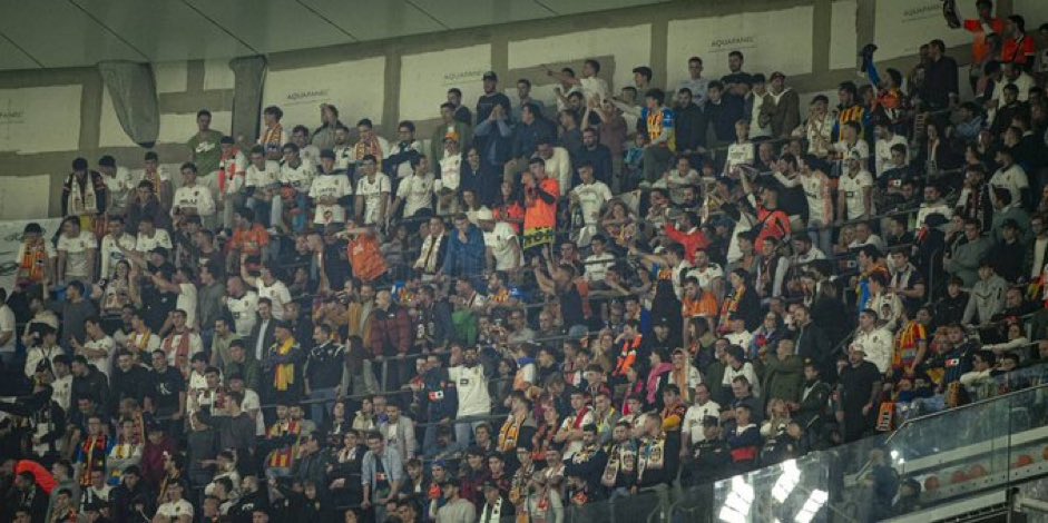Me daría vergüenza que en un estadio con una entrada de casi 80.000 personas se haya escuchado más a los 500 aficionados visitantes que a mi propia afición.

ORGULLOSOS DE NO SER COMO VOSOTROS.

Hoy más que nunca “Amunt Valencia” y sobretodo aplaudir a los que habéis ido.
 
🦇🦇