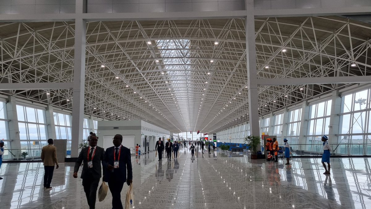 L'Angola 🇦🇴 inaugure l'aéroport international Antonio Agostinho-Neto de 3,85 milliards de dollars à Luanda.

C'est l'un des plus grands aéroports d'Afrique.

C'est le plus grand aéroport construit par une entreprise chinoise à l'étranger.

Sa capacité est de 15 millions de