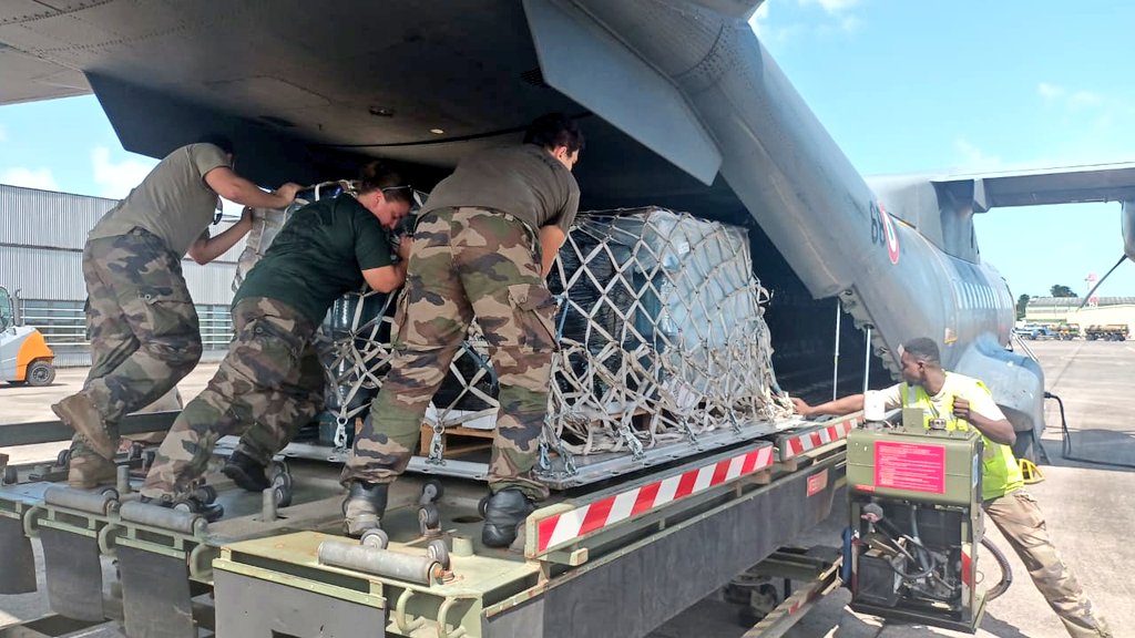 Prefet973's tweet photo. #Action | 🚁L'état poursuit sa mobilisation auprès des habitants de 📍#Maripasoula.
L'état-major interministériel de zone #EMIZ coordonne le déploiement du #CASA des Forces @Armees_Guyane qui effectue ce jour une livraison de
4⃣ tonnes de produits de première nécessité. https://t.co/6xPxbEzTRp