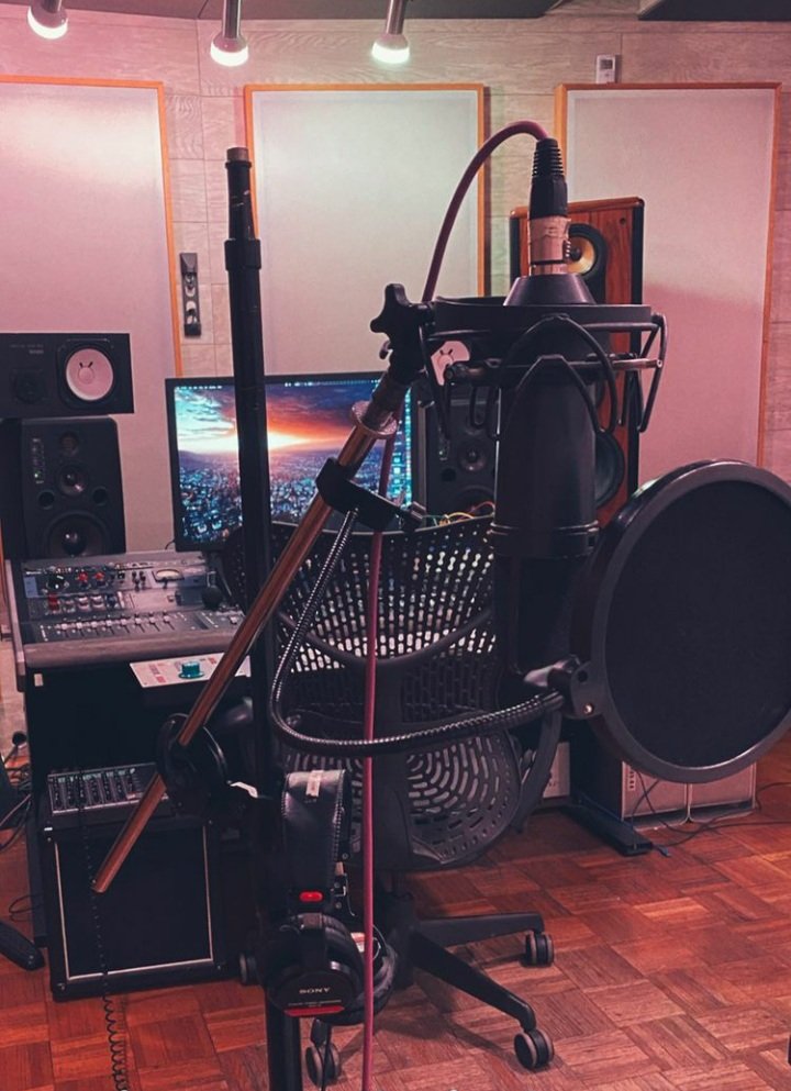 GAGEmusicx's tweet photo. No pen no pad i just married the lab #BacktotheMusic #Vocals #Music #Studioflow #Kingofthecookup #Inbarswetrust #VV1 https://t.co/AxZT5Sf5Uo