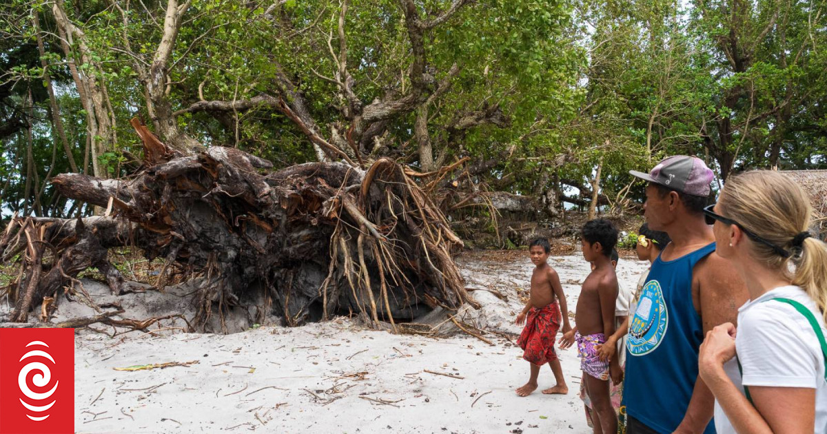 Fears of 'mass starvation' in Solomon Islands' Tikopia after Cyclone Lola bit.ly/3u3DG04 #SolomonIslands