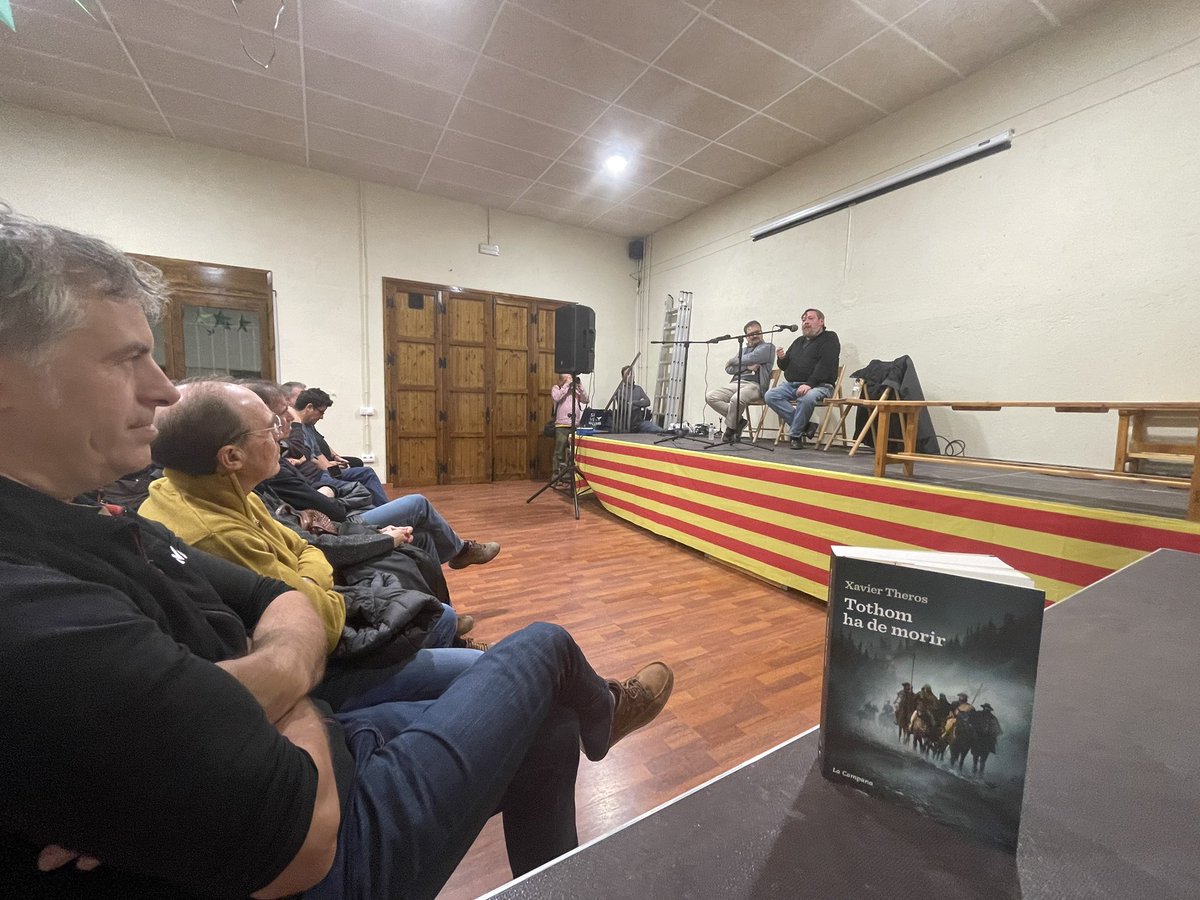 JordiVilarroda's tweet photo. Brillant i divertidíssima conversa entre Xavier Theros i @a_sanchezpinol sobre “Tothom ha de morir”. A l’escenari de la darrera novel•la de Theros, el poble de Santa Maria de Besora #Bisaura @campanallibres https://t.co/EolbaVWLOI