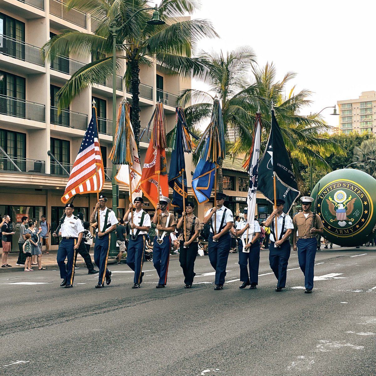 This Veteran’s Day, we stand together in gratitude and respect for all who have served. ❤️ #VeteransDay #FirstHawaiianBank #MemberFDIC