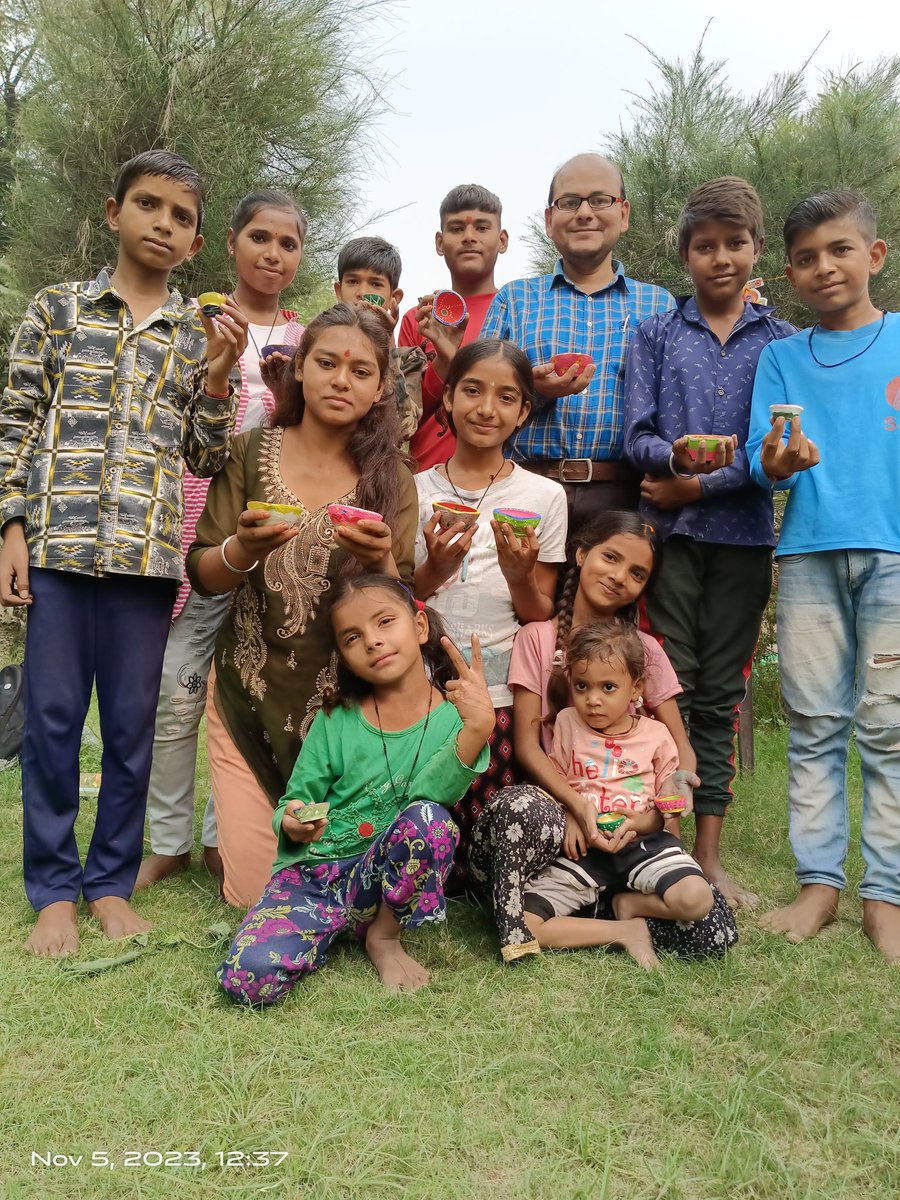 ashutosh27shank's tweet photo. #Diwali Celebration in an underprivileged area with students of Yamuna Khadar, #MayurVihar Ph-I,Delhi.
Activities:Prayer,Drawing,
Greetings, 🪔 Decoration
Special snacks,sweets, Diwali gift- stationary distributed to them. Thank u students for hand made
gifts. #EducationForAll https://t.co/MaVC5s55GI