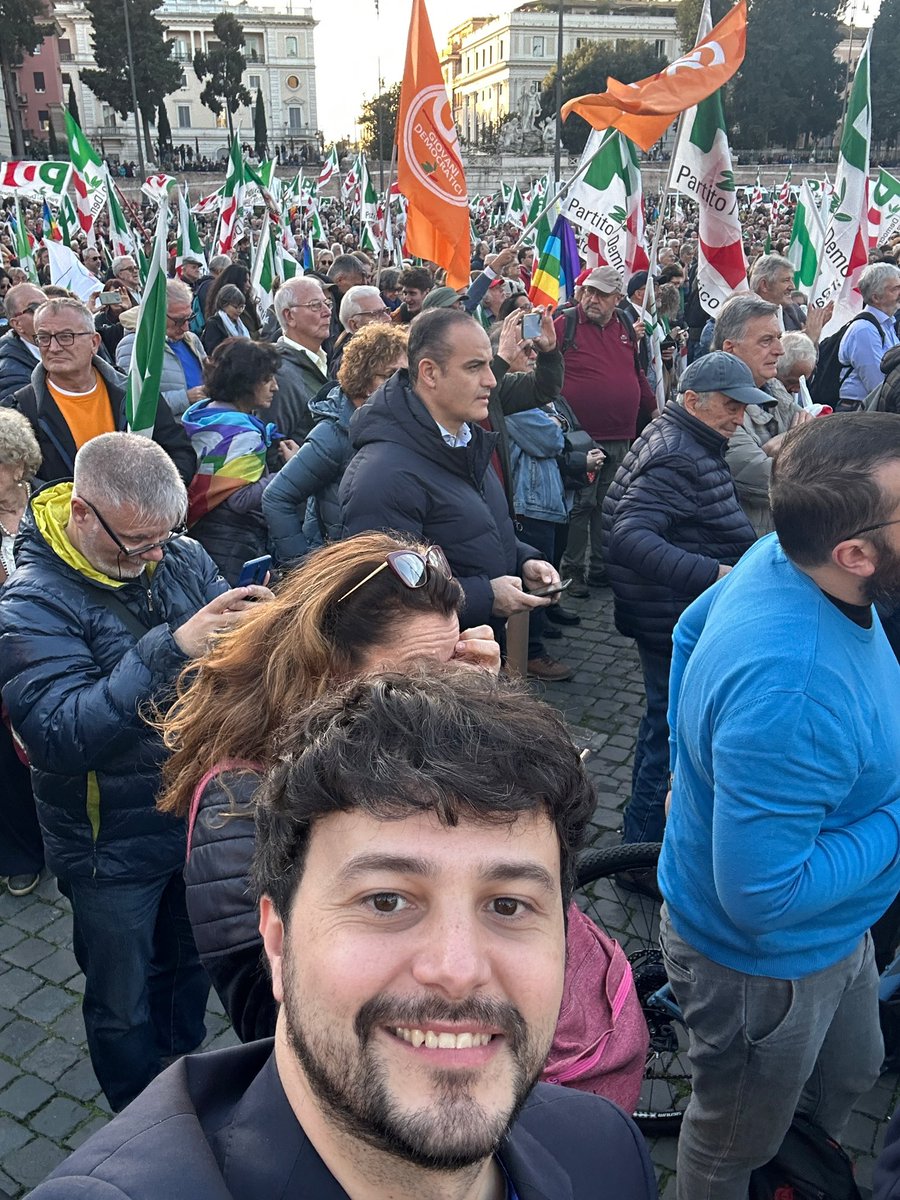 Decine e decine di migliaia di persone. 
Il <a href="/pdnetwork/">Partito Democratico 🇮🇹 🇪🇺</a> riempie Piazza del Popolo per un futuro più giusto, per la sanità pubblica, per il salario minimo, per la pace. Avanti!