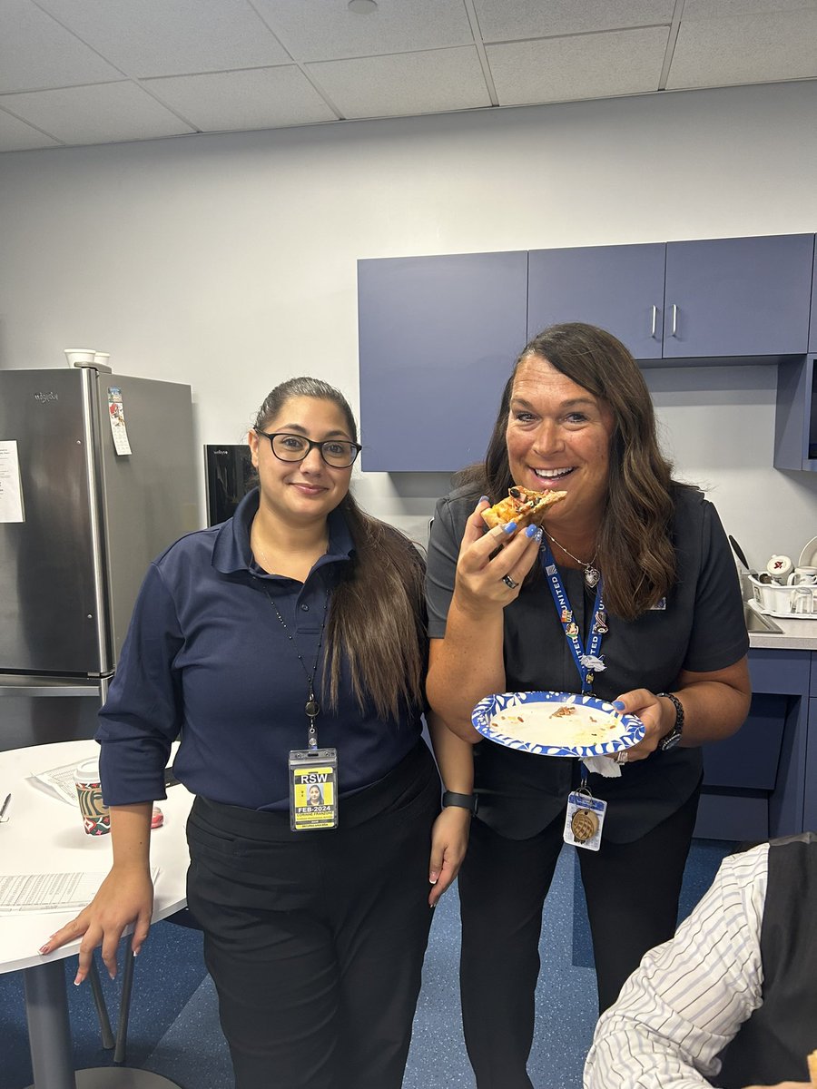 Team @united @RSWAirport enjoys some pizza while writing Holiday cards to send to our Military ~ A special “Thank You” to Guardian Profesional Services for providing the #Veterans_Day pizza!!! @weareunited @scarnes1978 @LouFarinaccio @jacquikey @MikeSpagnuoloUA