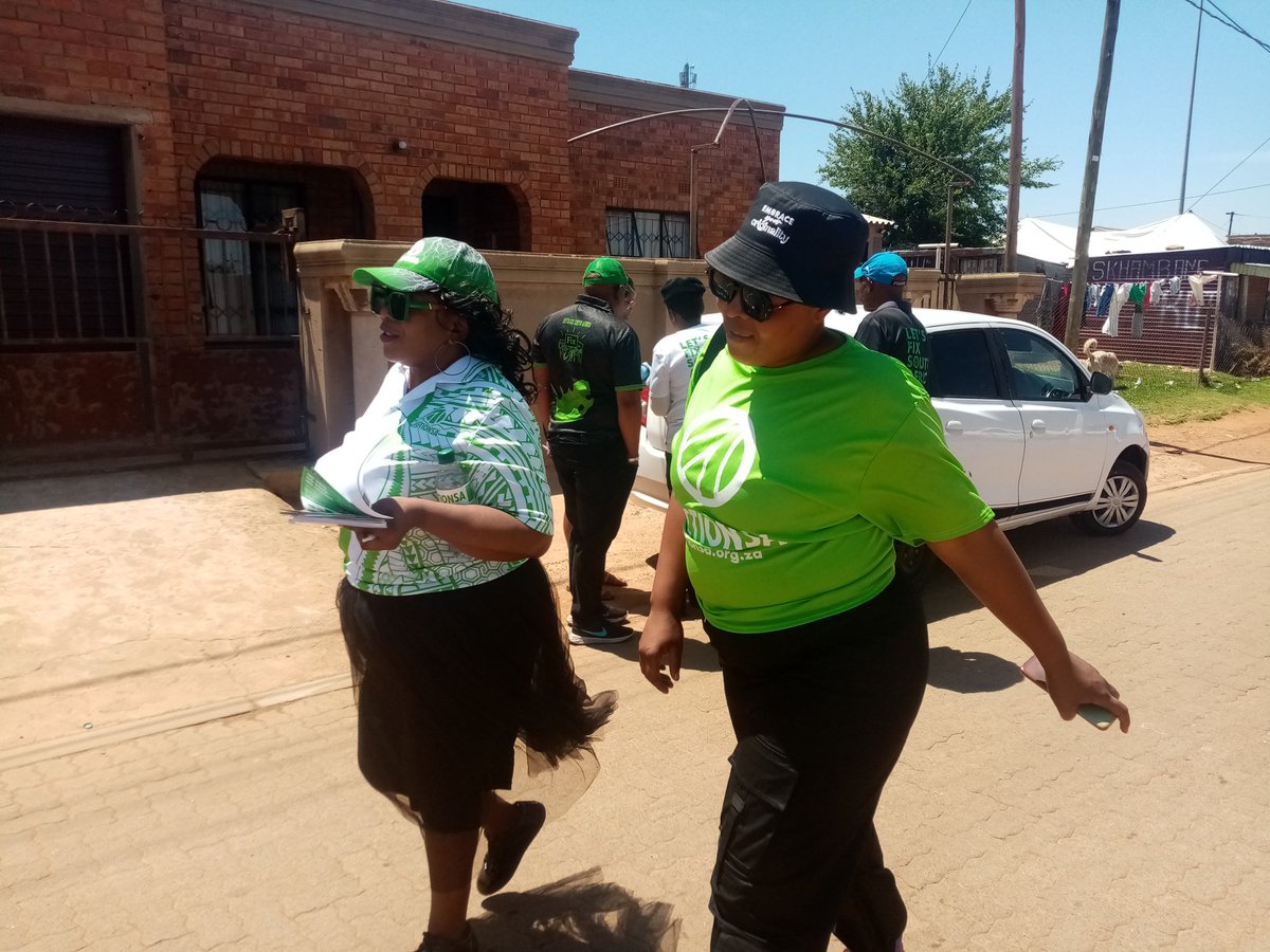 Lakeside, Midvaal got their dose of the GREEN magic vandag 💚💚💚
#Project2024 #ActionSA #LetsFixSouthAfrica #GreenMeansGo #GreenGrows #GreenEnergy #Retsene