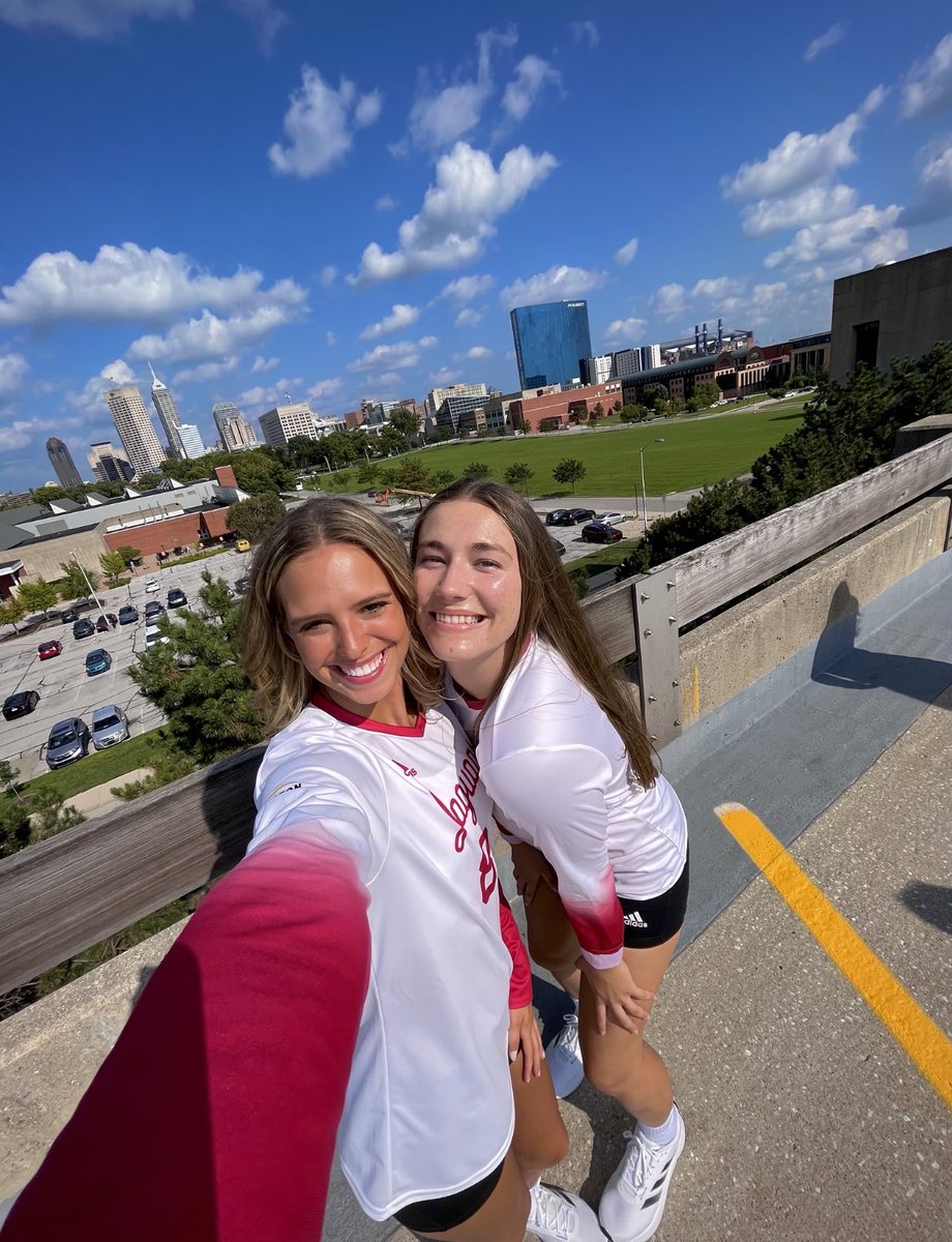 𝓗𝓪𝓹𝓹𝔂 𝓢𝓮𝓷𝓲𝓸𝓻 𝓓𝓪𝔂 ❤️🐆 

We take on Wright State at 4 PM in the Jungle. Hope to see you there!

#LetsGoJags #JaguarVolleyball