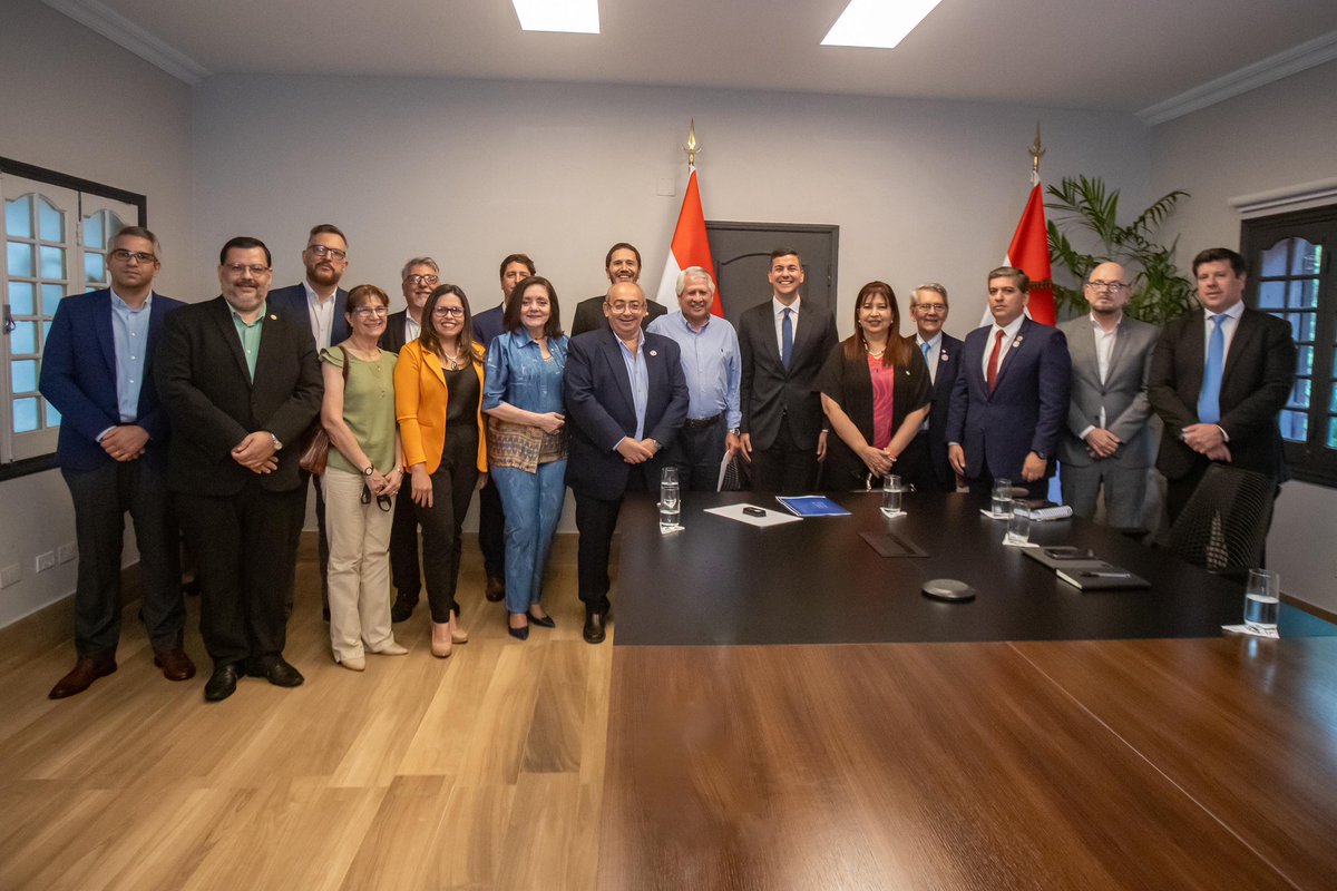 Recibí a las autoridades del CONACYT. Conversamos sobre el fortalecimiento de la investigación, innovación y el desarrollo científico y tecnológico de nuestro país.
#GobiernoDelParaguay