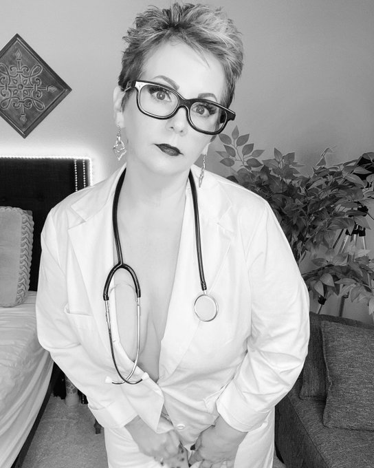 Woke up sick af yesterday and no better today...cheer up Dr. Ruby with fun pics in comments! 😻 Bonus